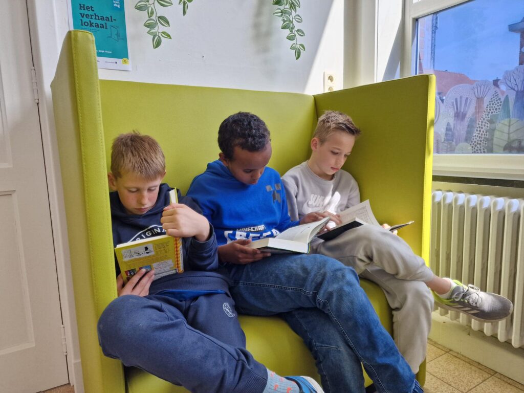 3 leerlingen lezen samen een boek