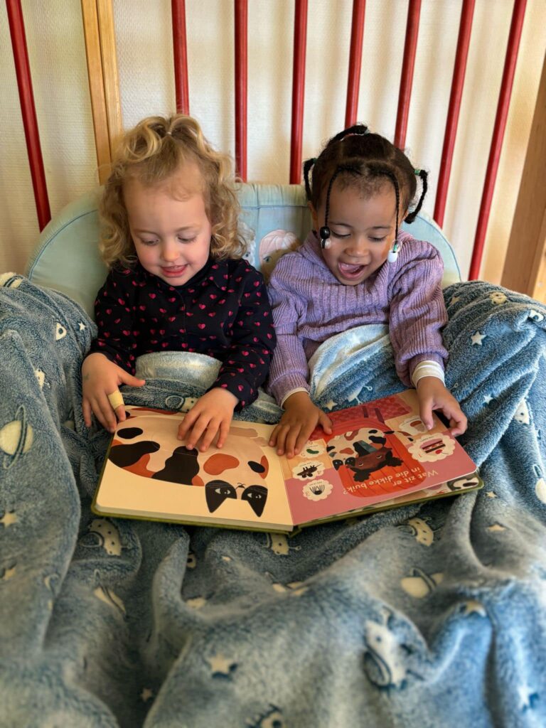 2 kleuters lezen samen een boekje