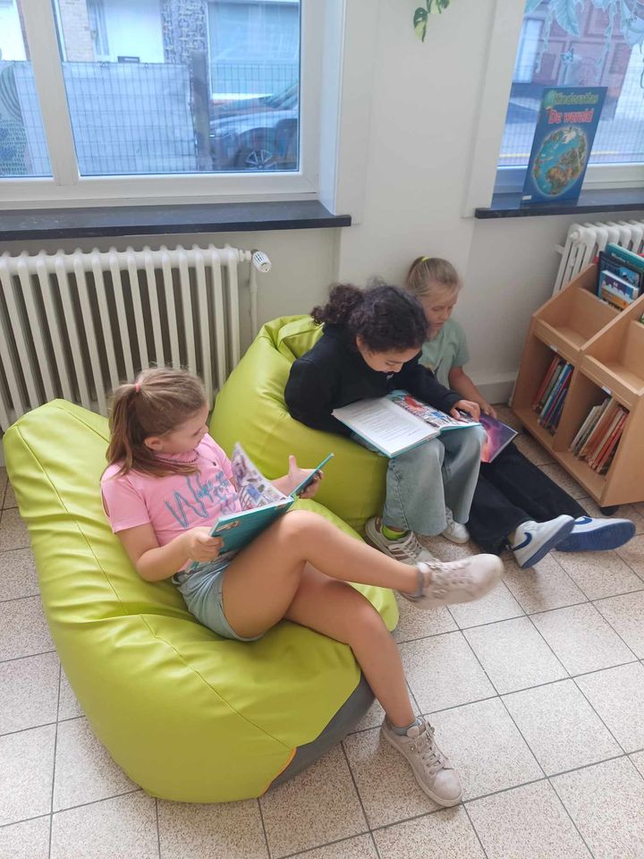 Leerlingen lezen in de schoolbibliotheek